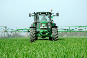 Traktor bei der Feldarbeit